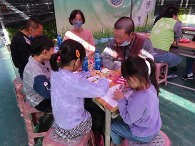 面對面看小孩畫畫