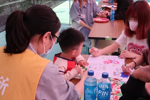 大人陪小孩畫畫