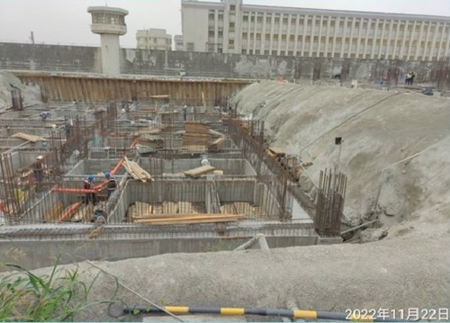 基礎地梁灌漿後拆模作業中