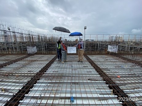 天氣陰雨並作業人員進行機電配管