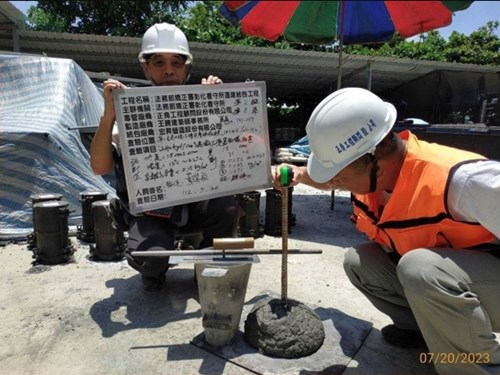 四樓維修通道底板灌漿標示