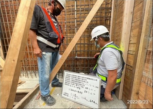 二位工作同仁進行給水壓接管抽查標示