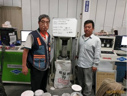 二人同時進行混凝土抗壓試驗
