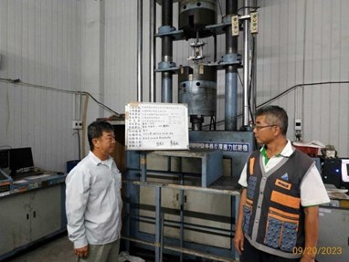 二人在機械前做柱牆鋼筋會驗標示