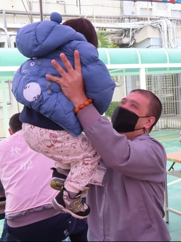 收容人與家屬小朋友互動