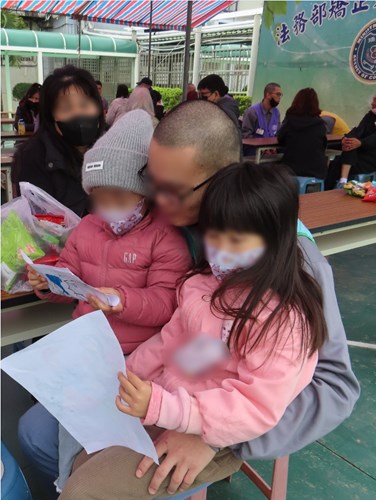 收容人與小孩家屬互動相當熱絡