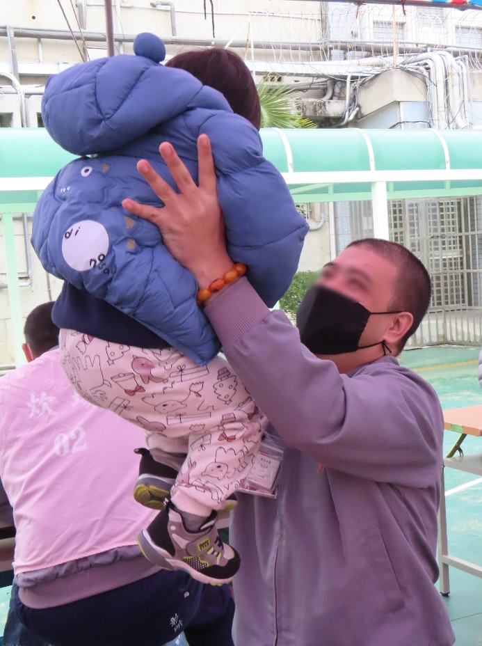 收容人與小孩互動