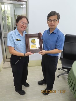 所長頒發獎彰給辛勞退休人員給與祝福