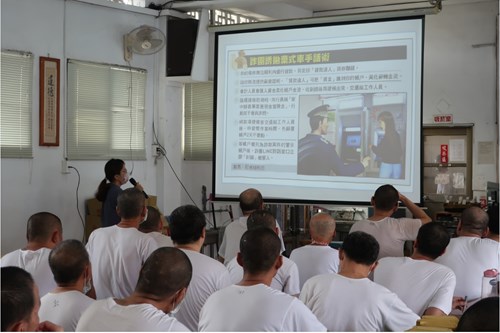 律師在課程中教導詐欺罪不僅是違反刑法的行為及車手角色